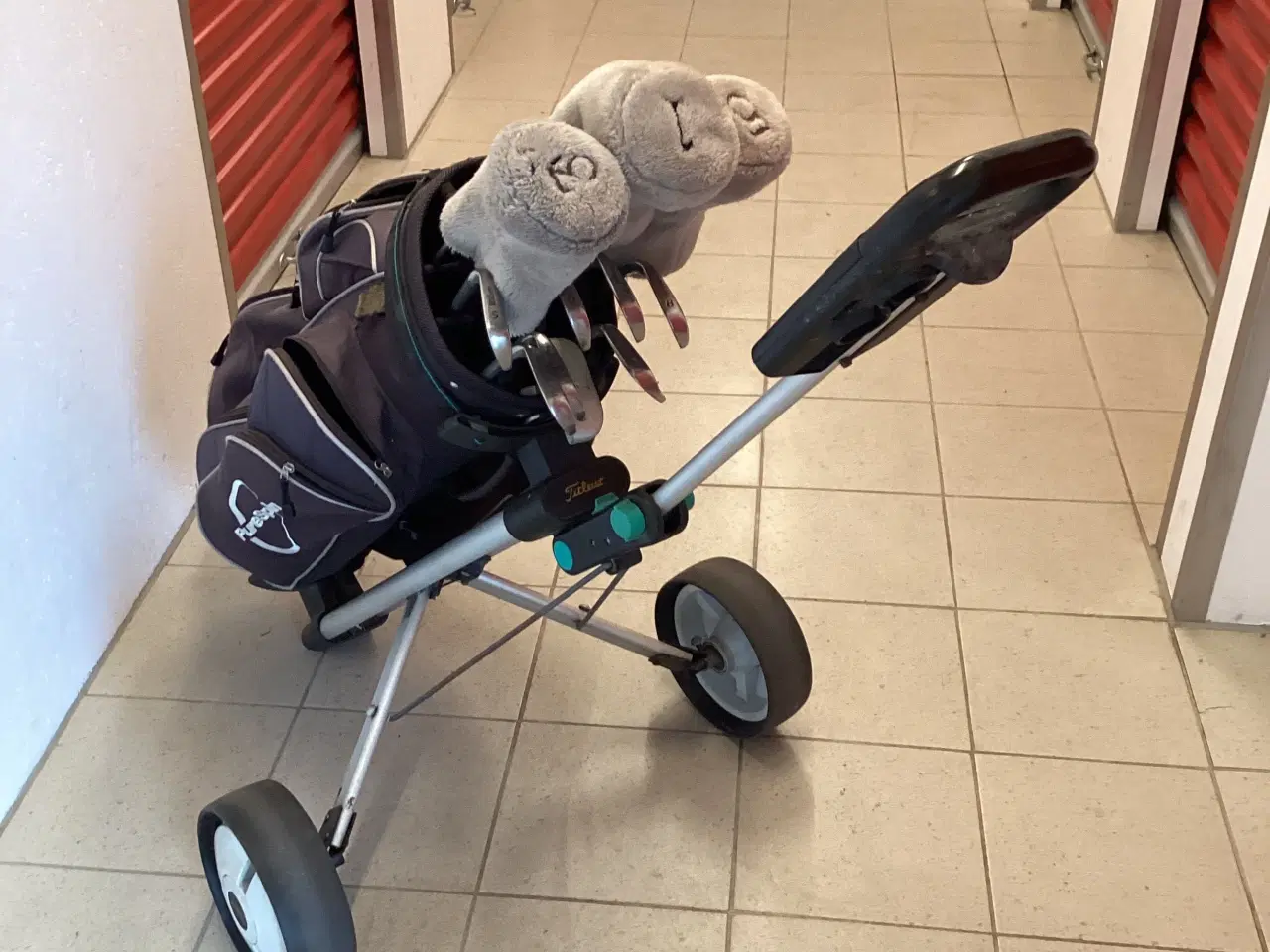 Billede 2 - Golfsæt. Vogn, Bag og køll./jern.