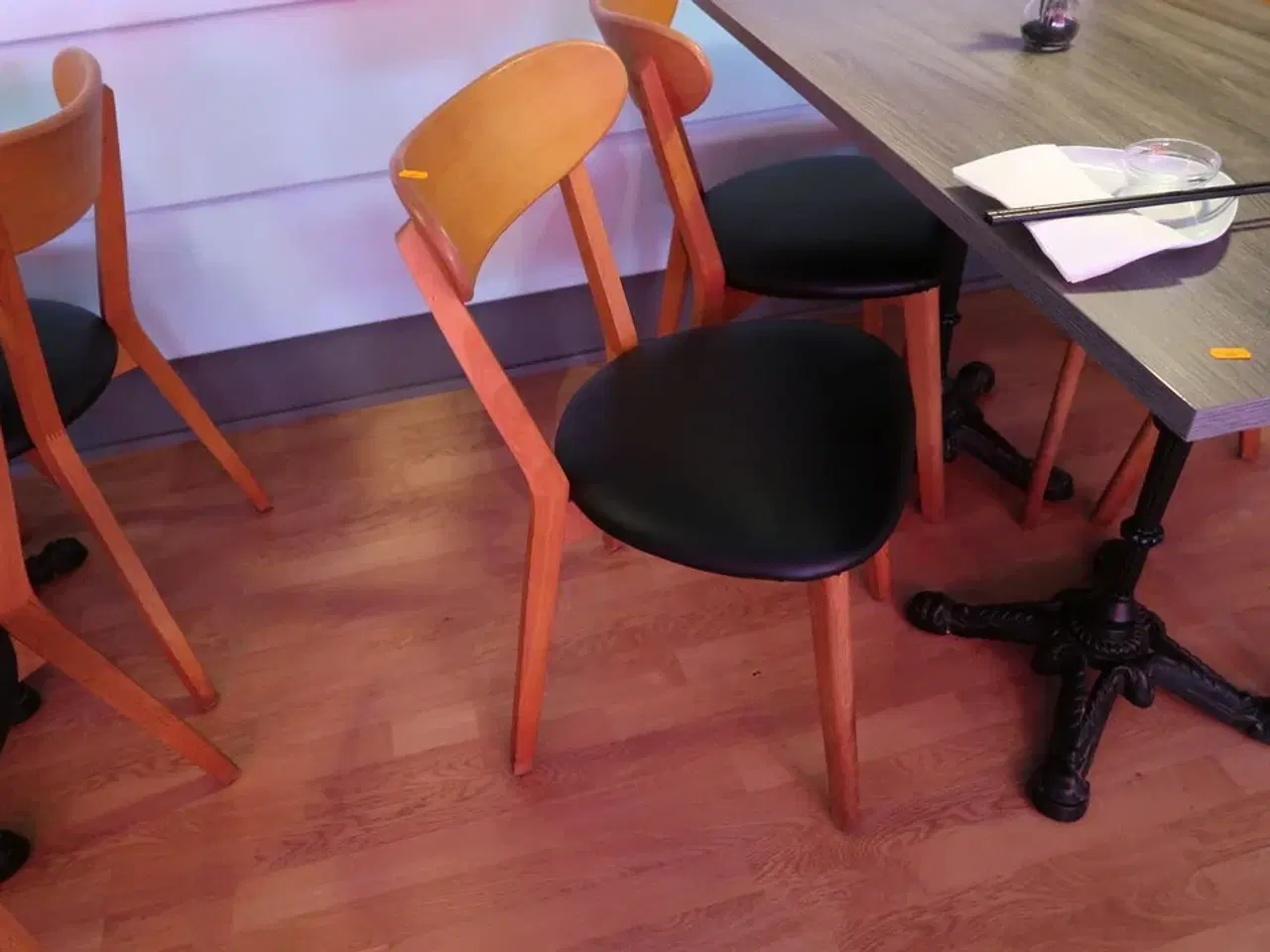 Billede 3 - Bord med 4 stk. stole