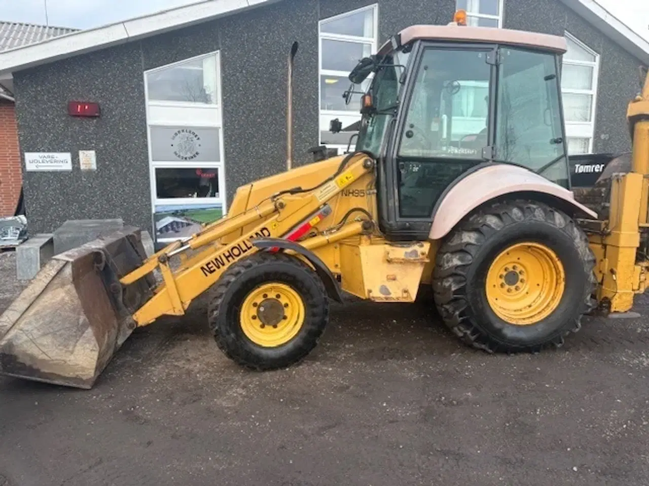 Billede 2 - New Holland 95 KUN 5600 TIMER, 4 WD, UDSKUD PÅ GRAVEARM