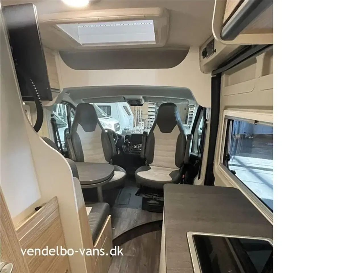 Billede 9 - 2022 - SunLight Cliff 640 Adventure Edition   Let kørt Van model med enkeltsenge og 9 trins automatgear