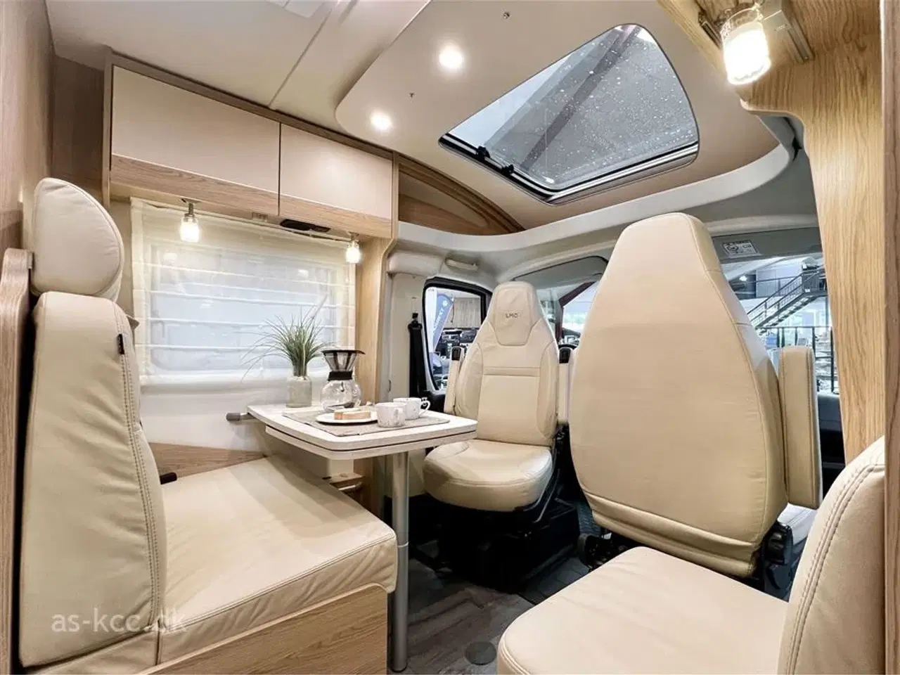 Billede 9 - 2025 - LMC Cruiser V646   LMC Cruiser V646 70års jubilæums med 2 enkelt senge og Automatgear.