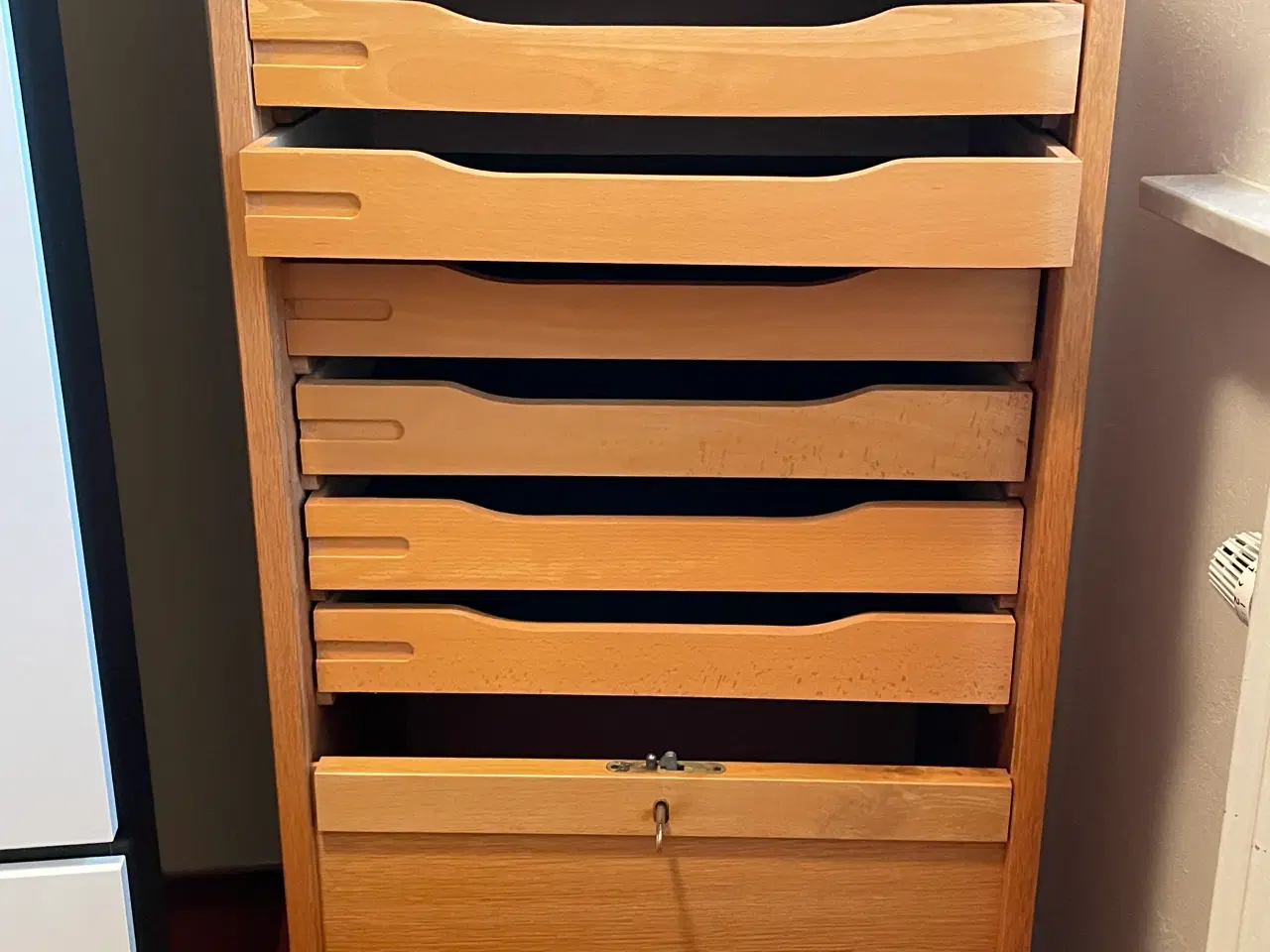 Billede 2 - Flot velholdt jalousiskab