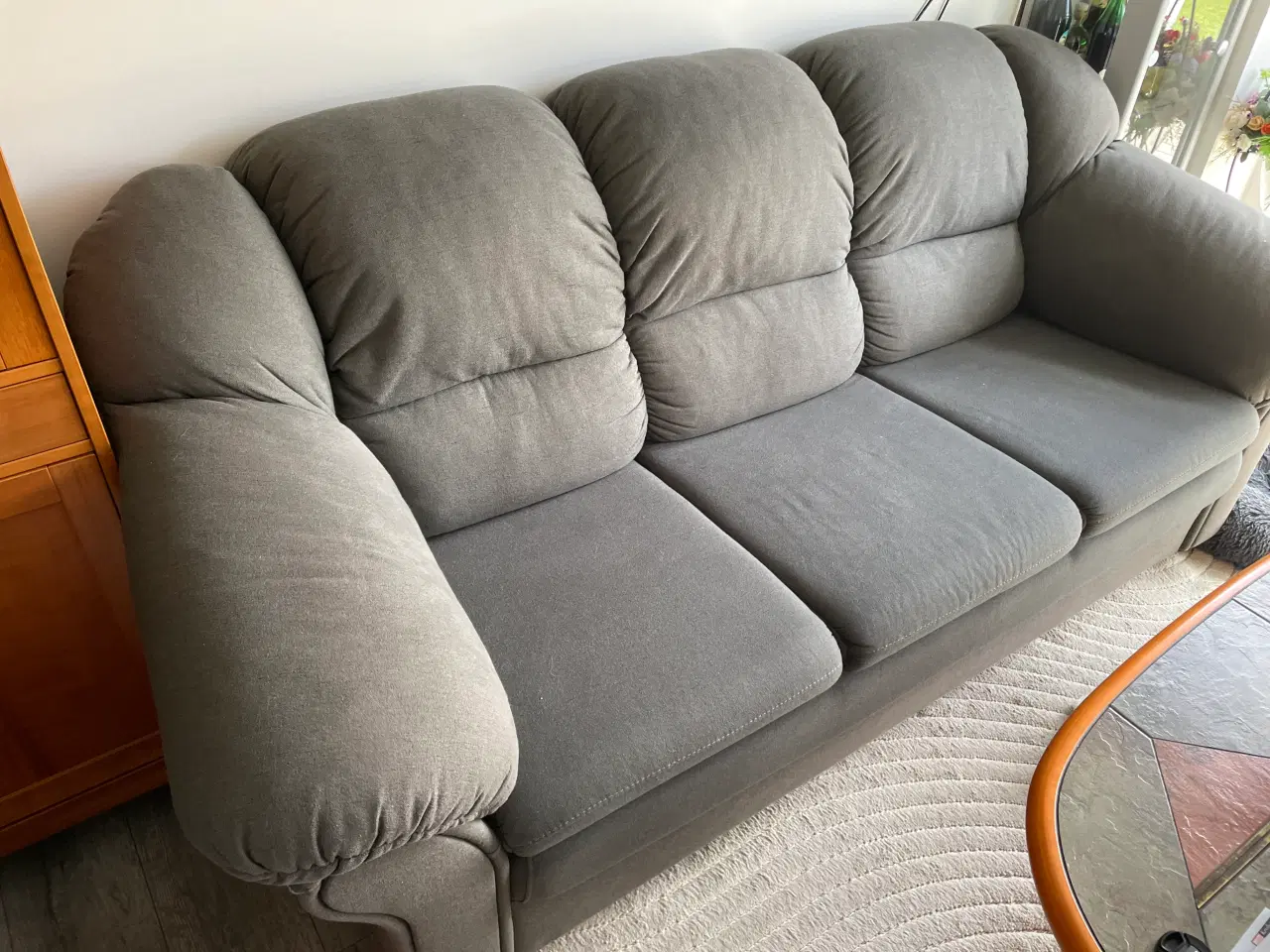 Billede 1 - Sofa i grå stof fremstår som ny
