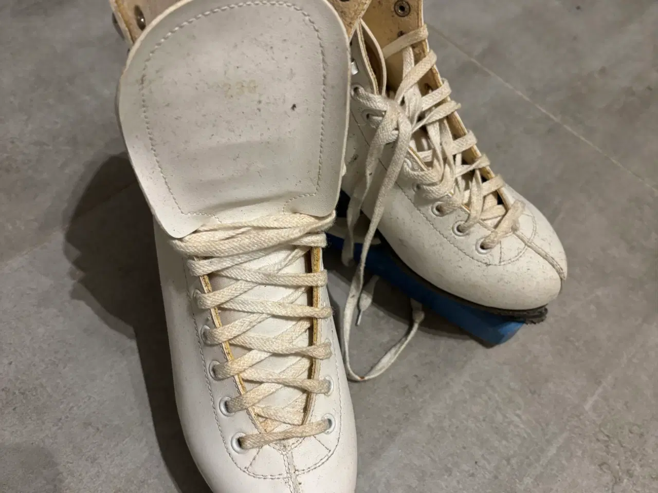 Billede 1 - Fine skøjter str 40 sælges