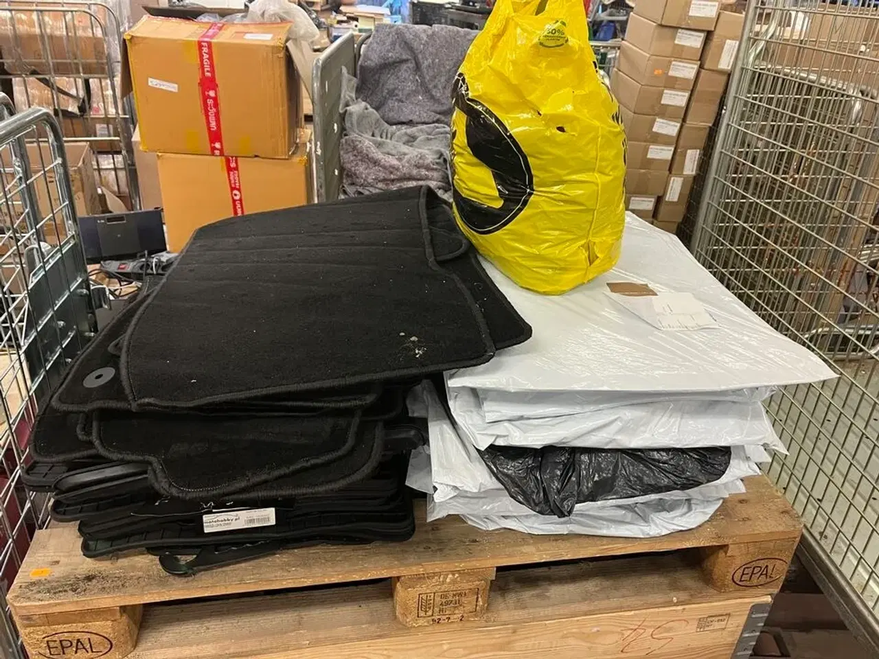 Billede 1 - 40 stk. & 12 poser med 2 eller 4 bilmåtter, ass. Farver og størrelser