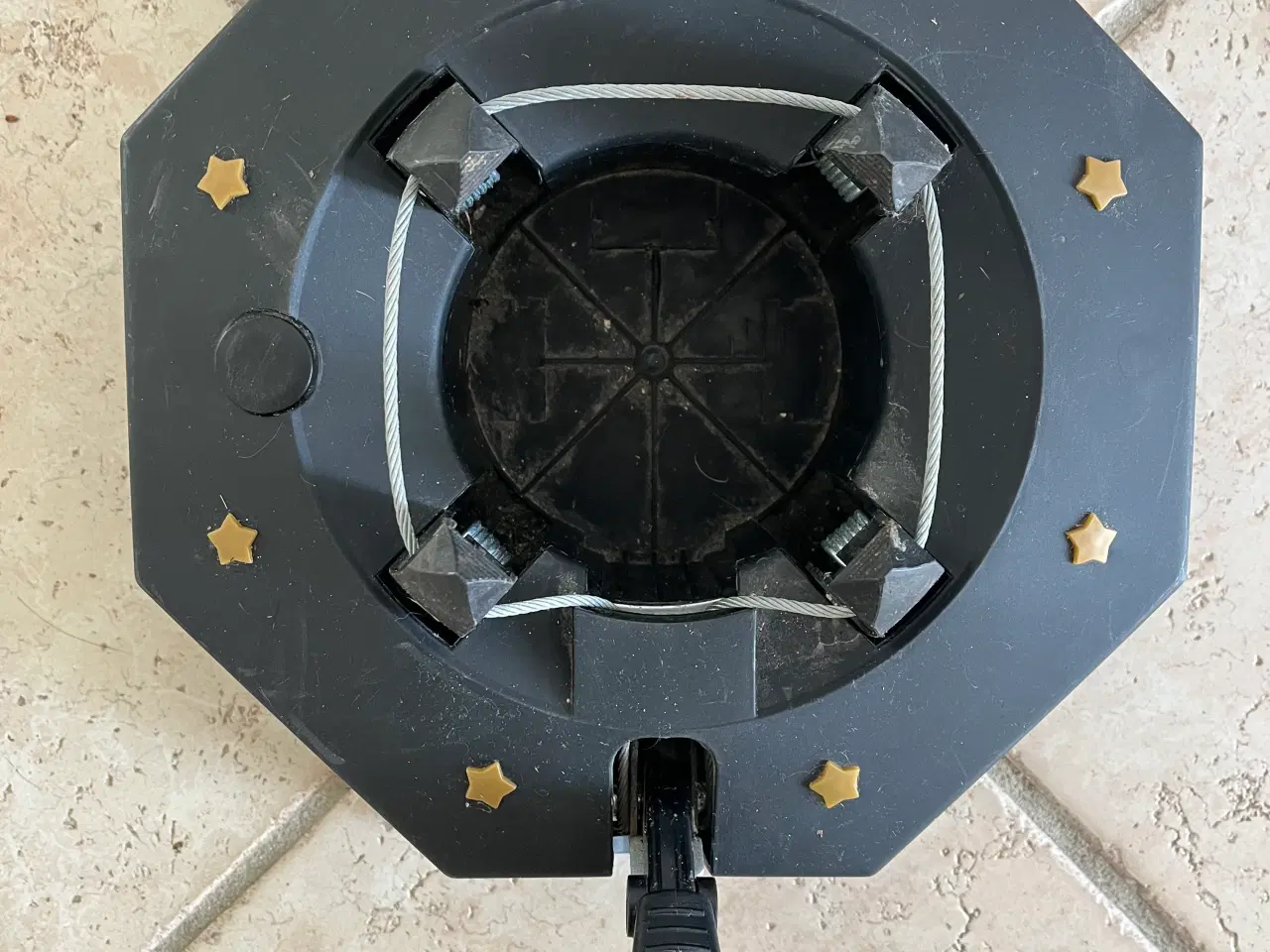 Billede 2 - Juletræsfod med pumpe og vandbeholder