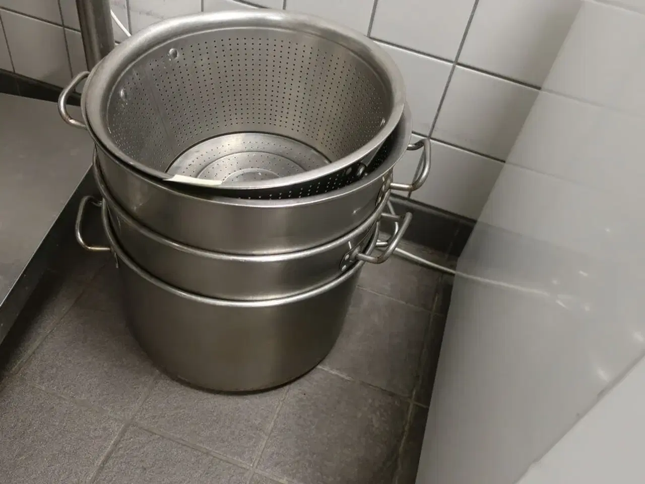 Billede 3 - Stålbord og gryder