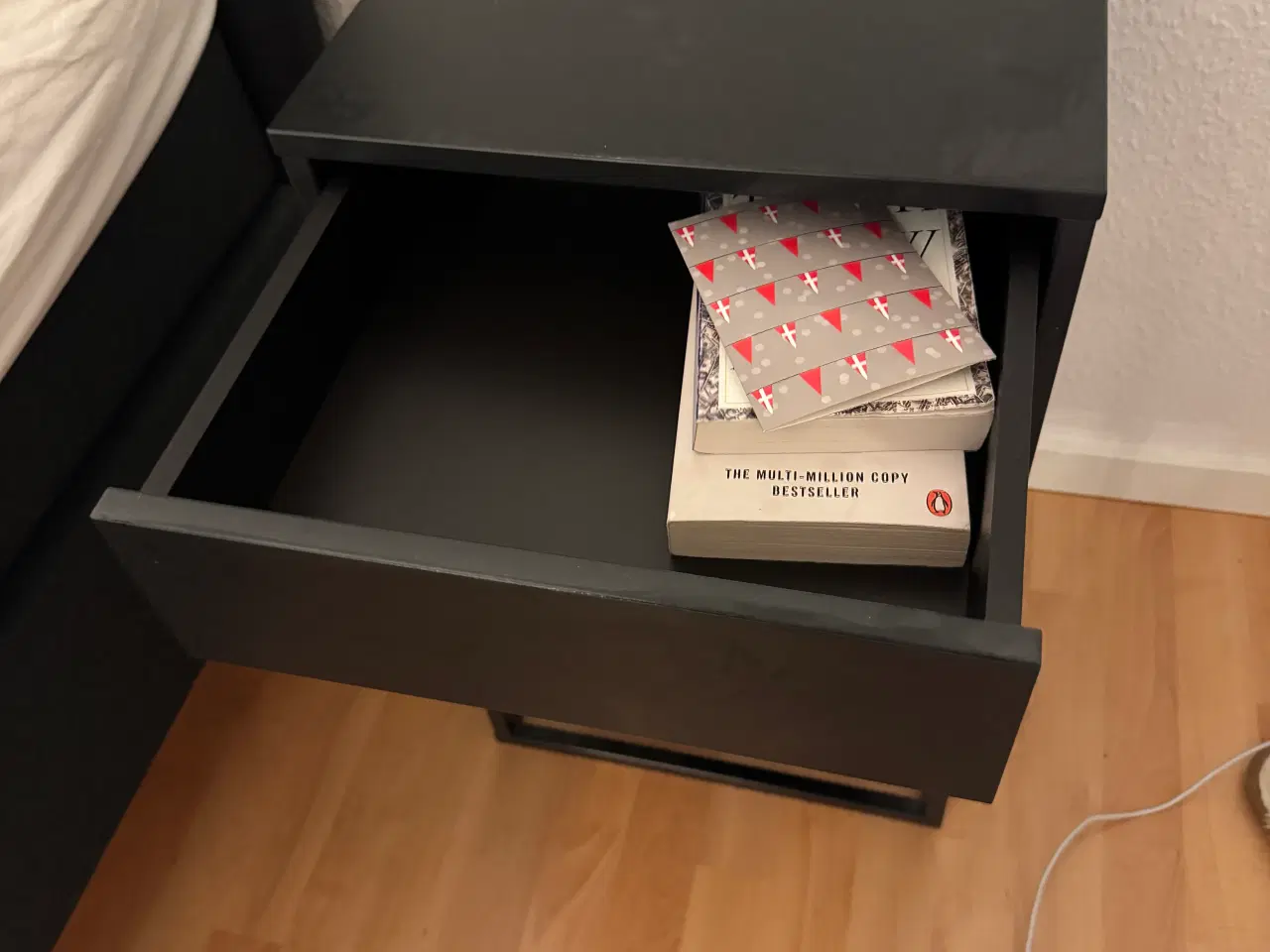 Billede 2 - IKEA VIKHAMMER sengebord – sort, kun brugt let