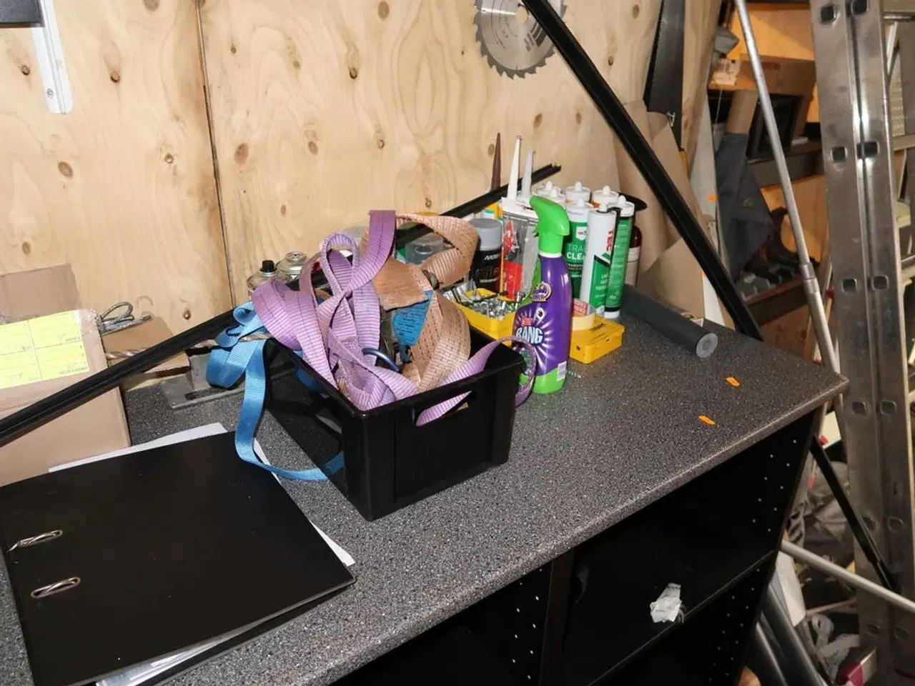 Billede 13 - Arbejdsbord med skuffer med indhold (maskiner medfølger ikke)