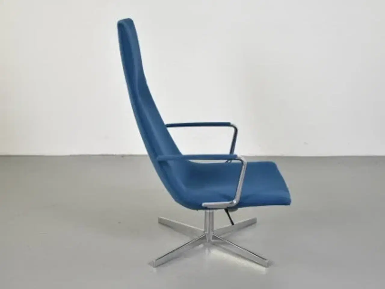 Billede 4 - Arper loungestol i blå med armlæn og krom stel