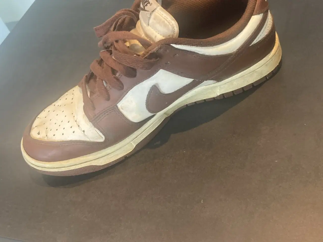 Billede 5 - Nike dunk low i brun og hvid sælges. Str. 41