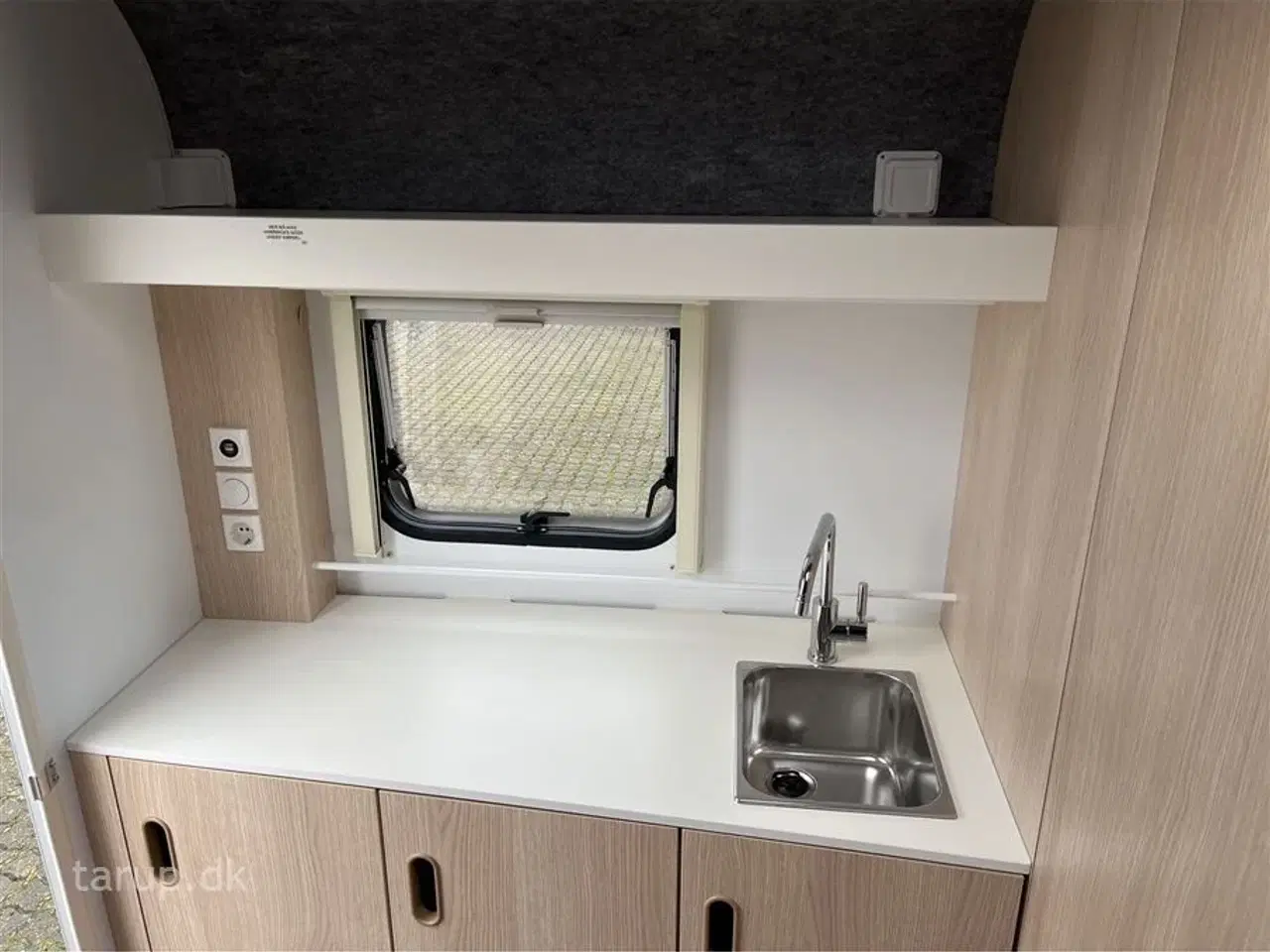 Billede 11 - 2025 - Adria Aviva Lite 300 LH   NYHED! Endesiddegruppe, stabilisator, stort opbevaringsrum i front, mulighed for at lave en lille køje