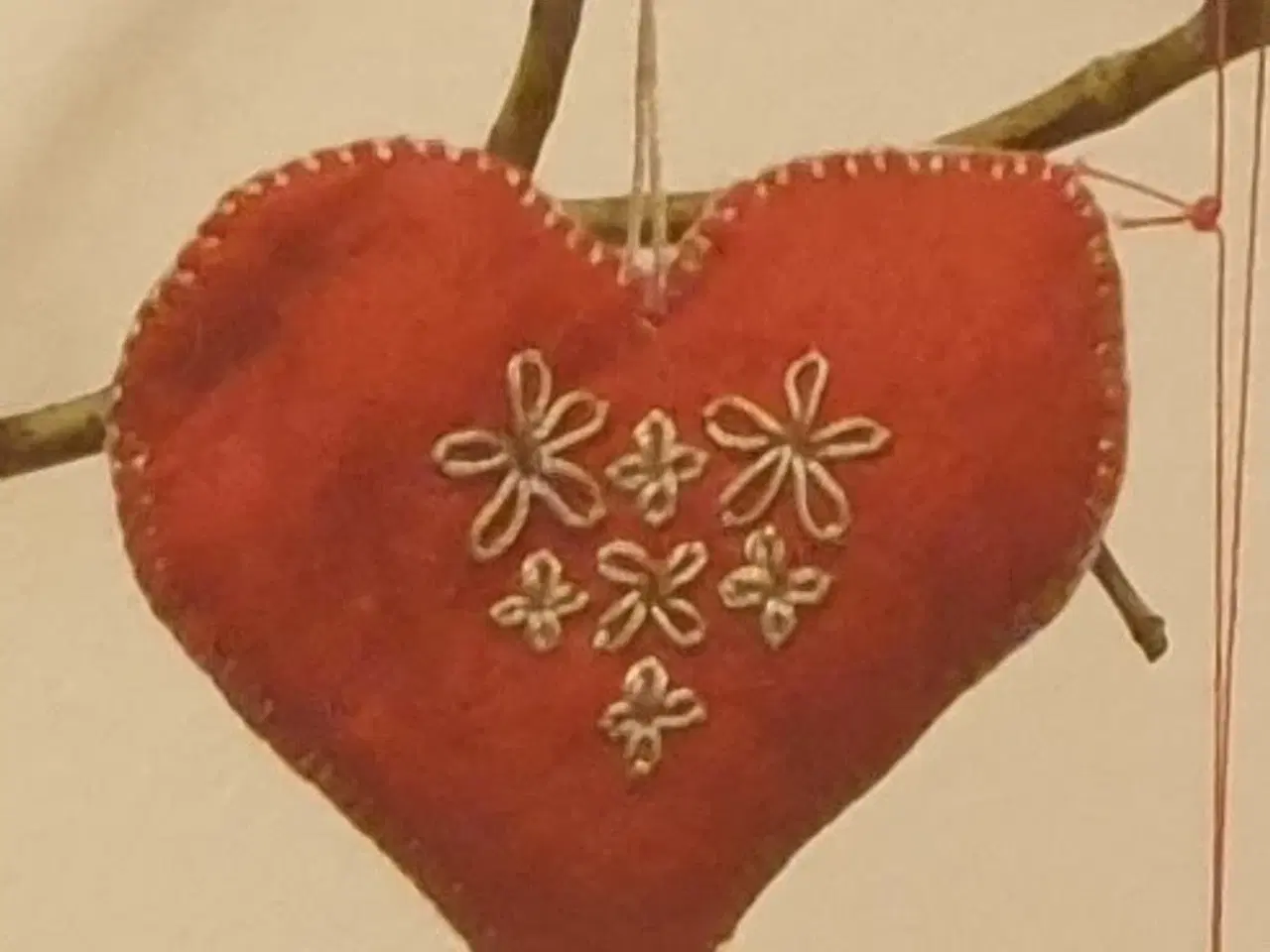 Billede 2 - Røde hjerter og kugler. Antikt pynt.