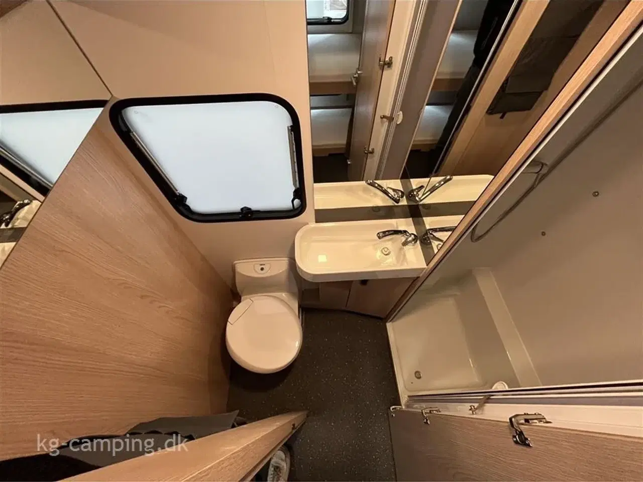 Billede 12 - 2024 - Adria Aviva 563 PT   Populær familievogn med 3 køjer og lav vægt