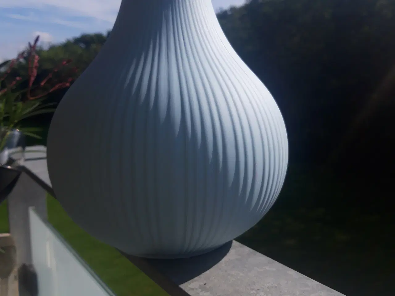 Billede 5 - Smuk riflet vase, 20 cm høj