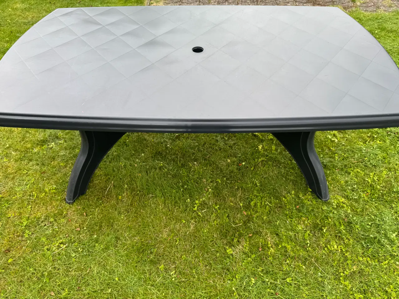 Billede 4 - Robust og Pænt Sort Havebord