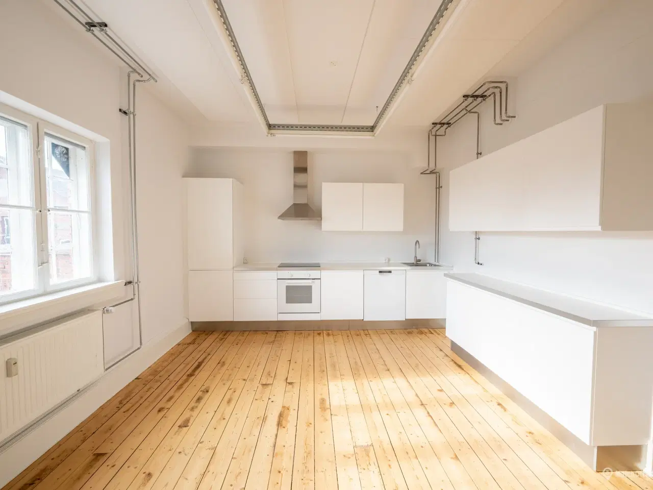 Billede 7 - Fleksibelt kontormiljø med lys. luft og karakter