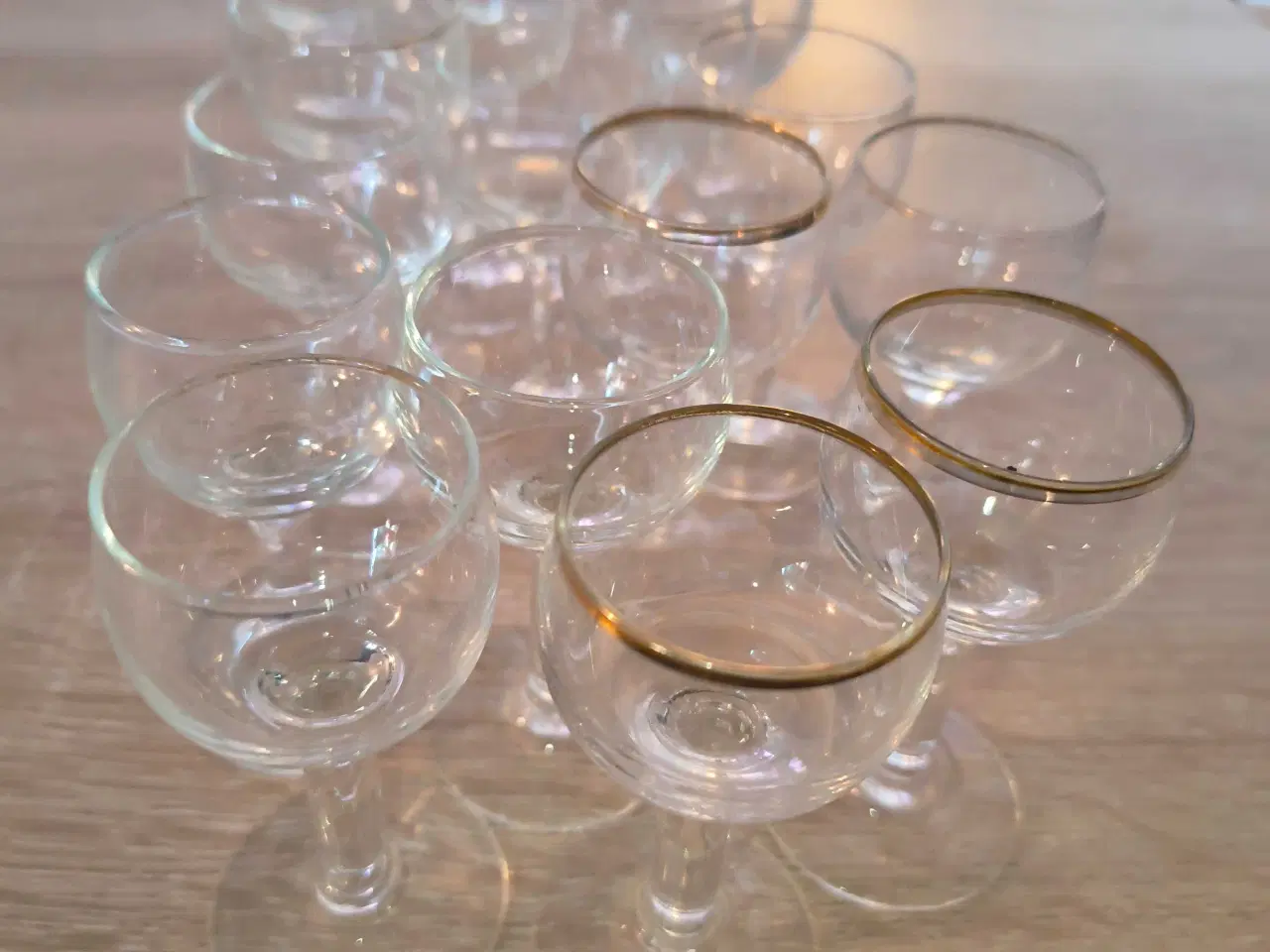 Billede 1 - Snapsglas 16 stk. Nogle med guldkant.