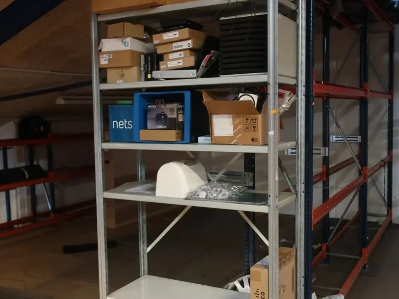 Billede 1 - Reol med indhold