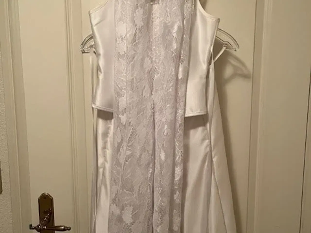 Billede 2 - Lilly Konfirmationskjole foræres væk