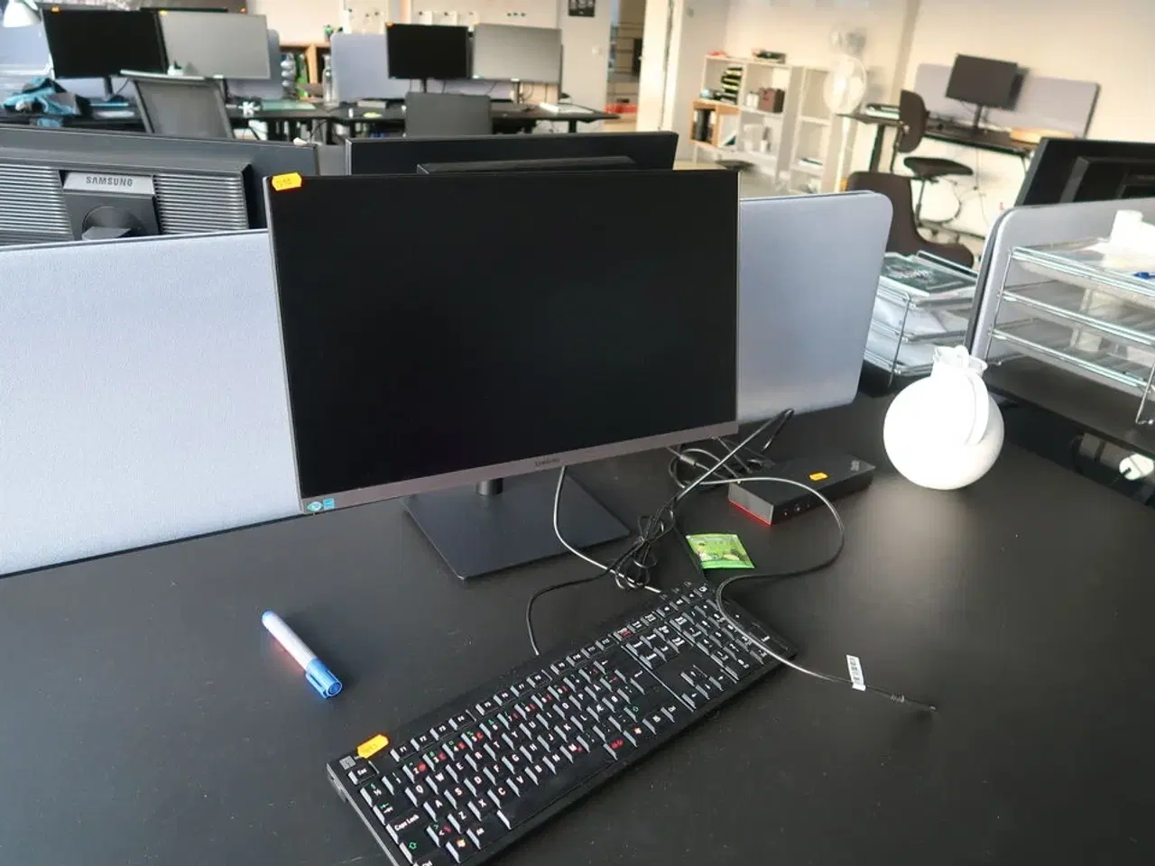 Billede 1 - Computerskærm SAMSUNG S24R65, dockingstation LENOVO ThinkPad Thunderbolt 3 Dock Gen 2, tastatur