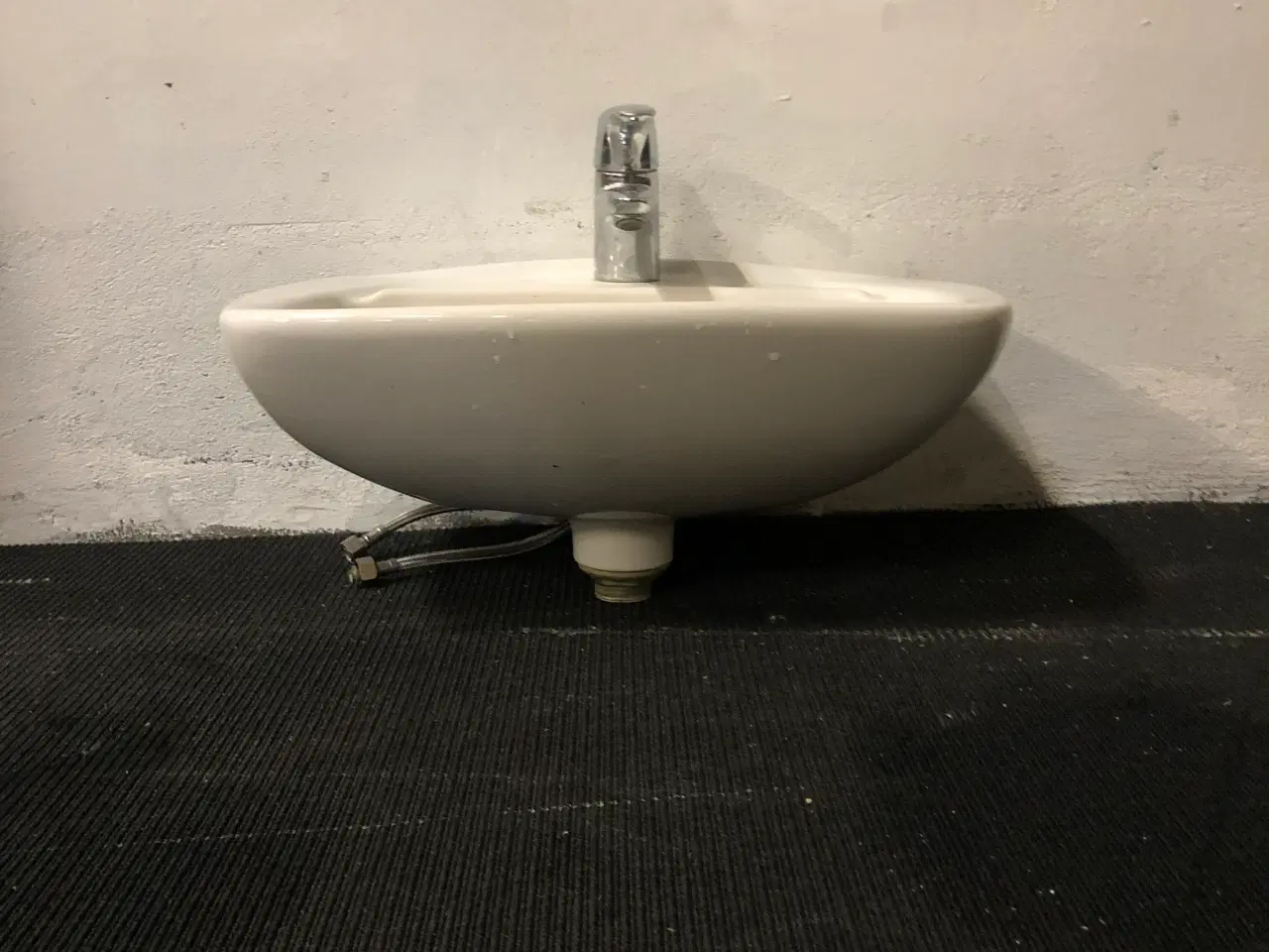 Billede 2 - Håndvask med armatur fra hans grohe 480 x 365 x 235 mm, hvid