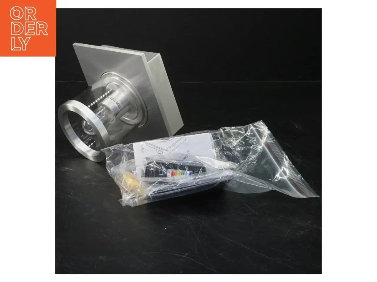 Billede 2 - Kvadratisk indbygningslampe fra Illumina (str. 10x11x11 cm)