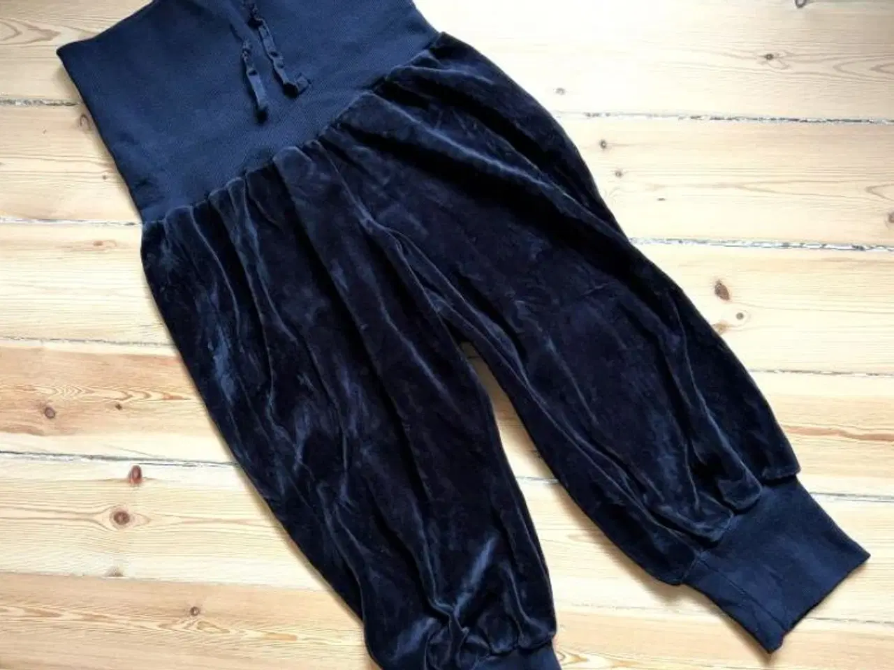 Billede 2 - Velour-bukser. Knickers. Helt nye.