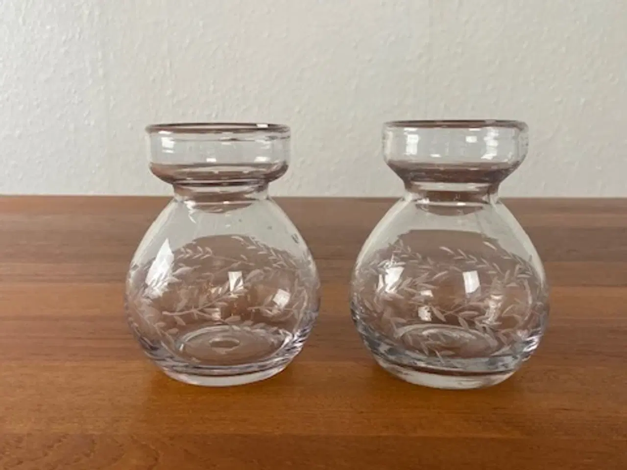 Billede 1 - 2 stk glas vaser med slebet mønster (hyasintglas)2