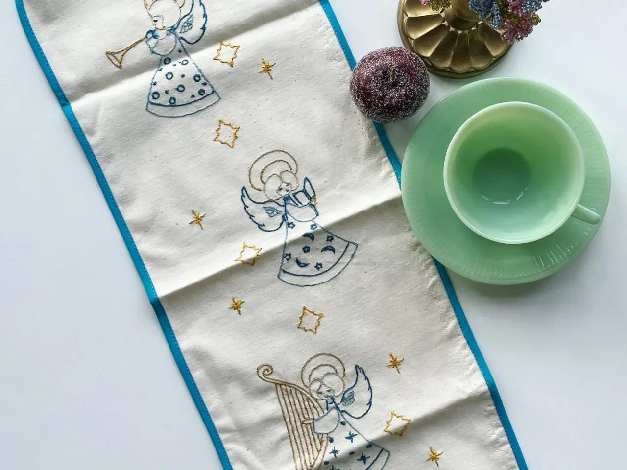 Billede 1 - Råhvid løber, lyseblå kant og broderede engle