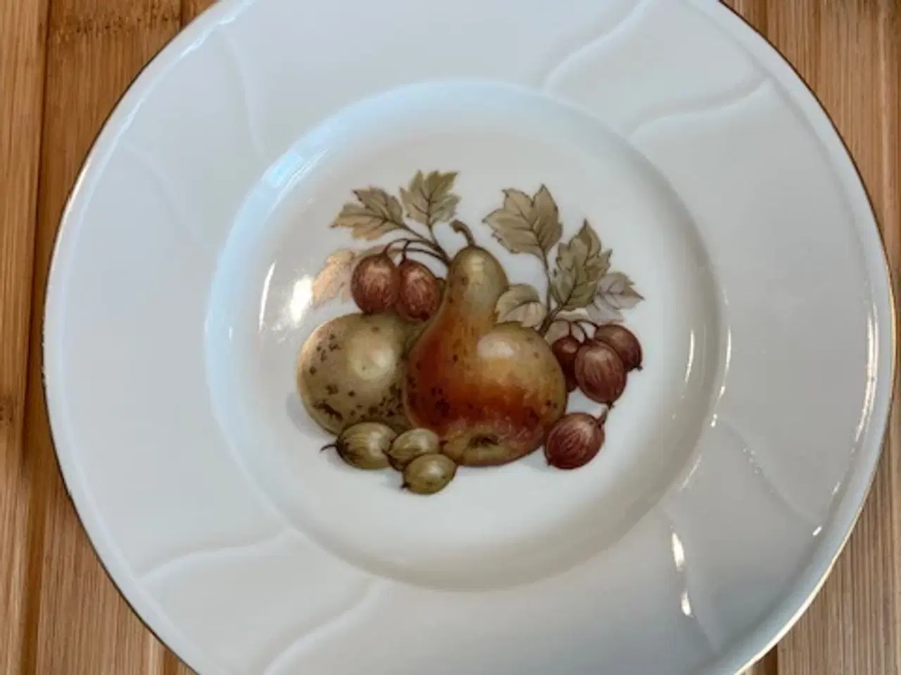 Billede 6 - 6 smukke vintagetallerkener -frugtmotiver+guldkant