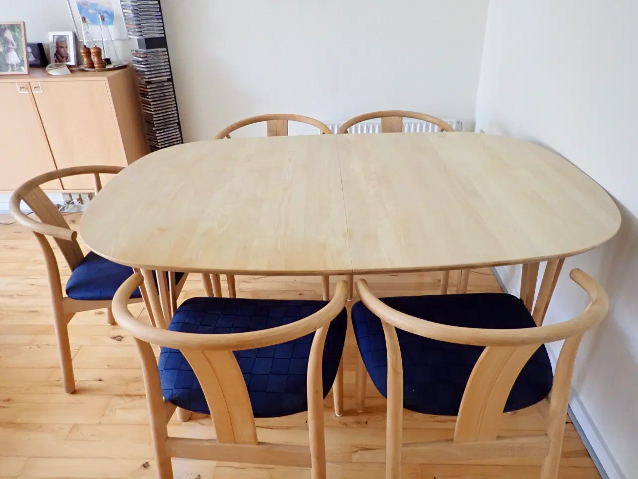 Billede 3 - Ellipseformet spisebord i birketræ og 6 stole i eg