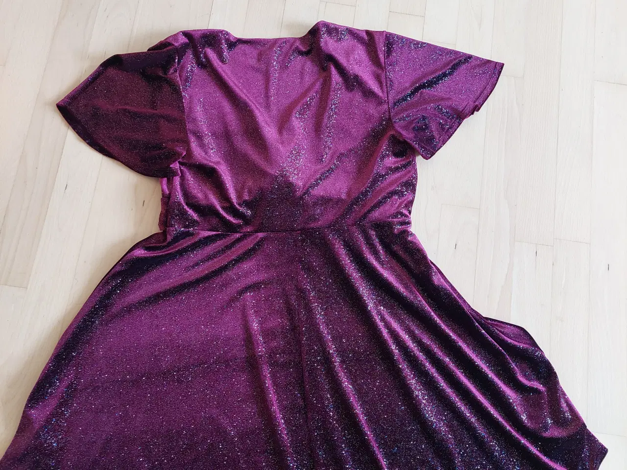 Billede 5 - Bordeaux kjole med glimmer 
