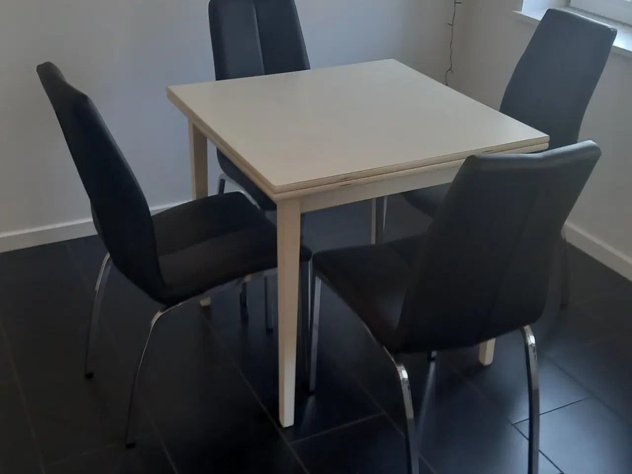 Billede 2 - bord m/4 stole