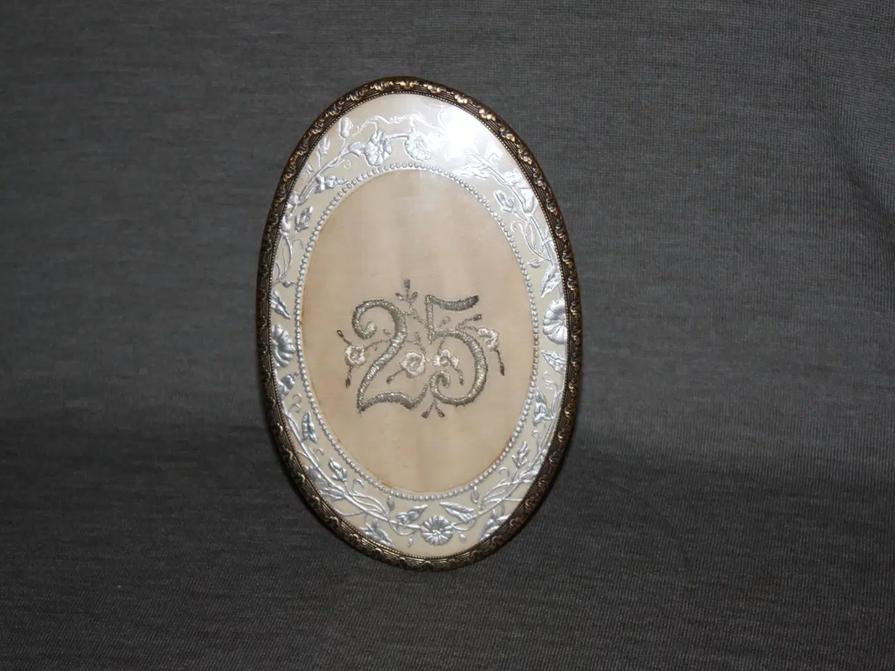 Billede 1 - Gammel broderi 25 sølvbryllup i metal ramme 17 cm 