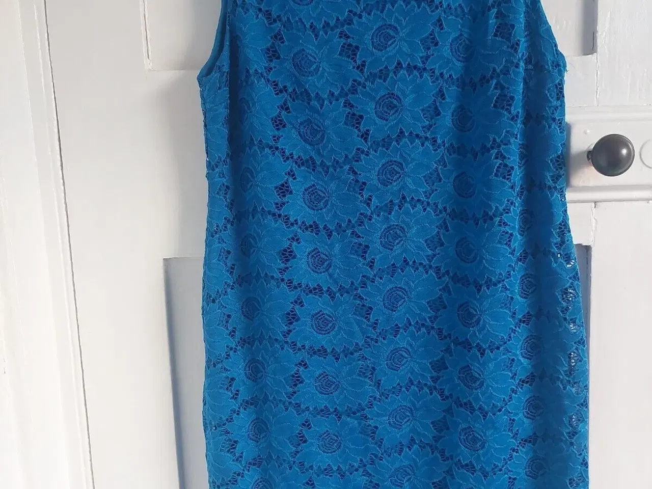 Billede 1 - kjole i blå.m. PYNT i halsåbningen/str:40/42  