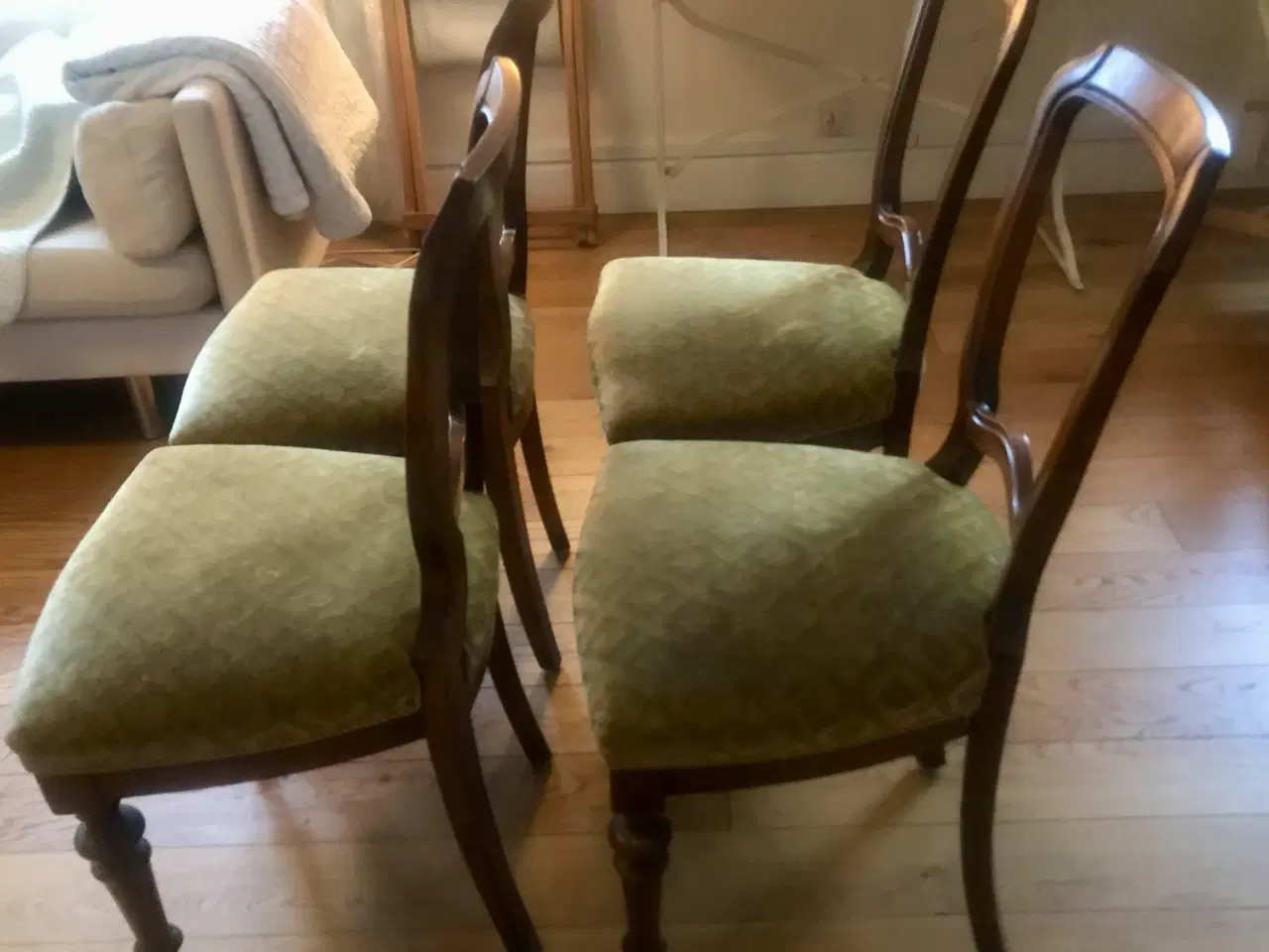 Billede 3 - 4 antikke maghonistole/ evt valnød.