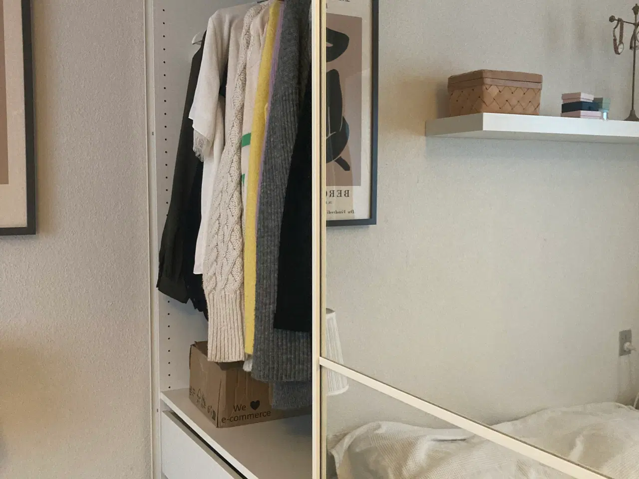 Billede 3 - IKEA PAX skab i hvid med skydelåger og spejl