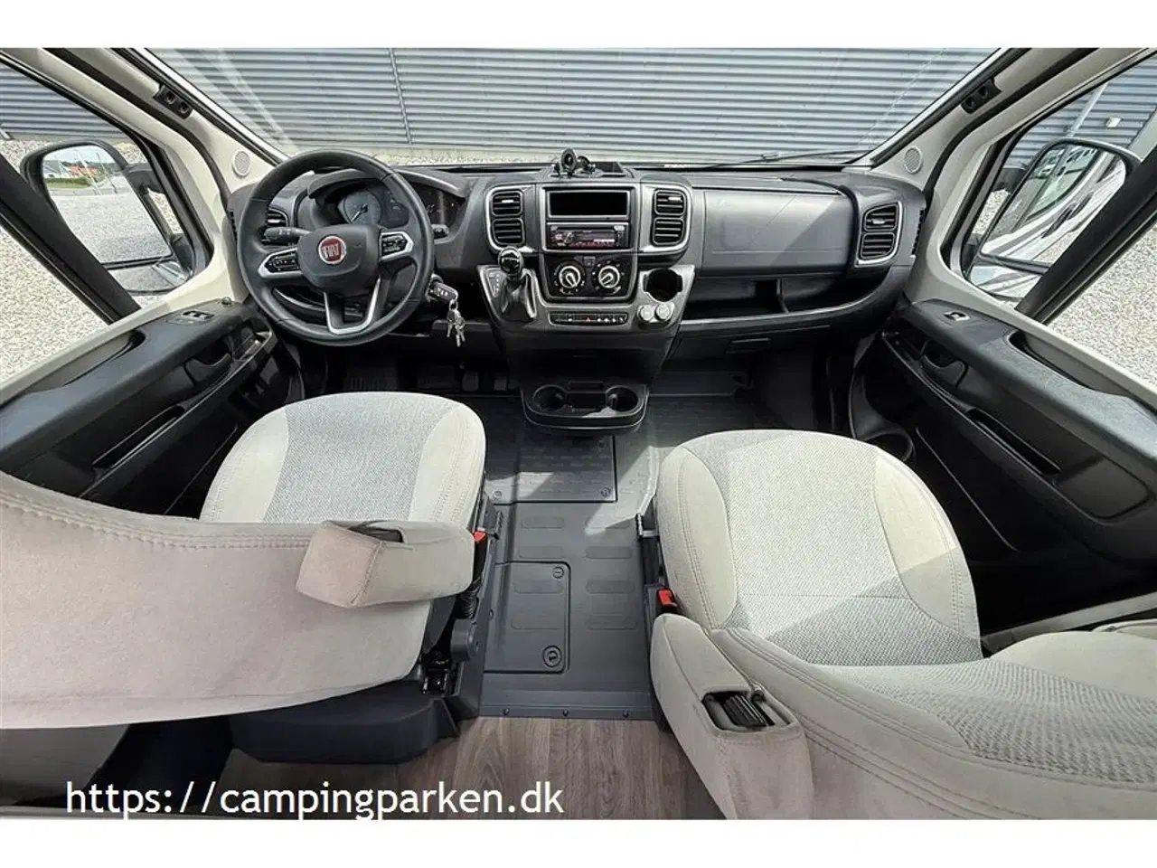 Billede 2 - 2024 - Carado CV600 Pro   Campervan på 6 meter, 9-trins automatgear, 140hk, anhængertræk og 2 solcellepaneler