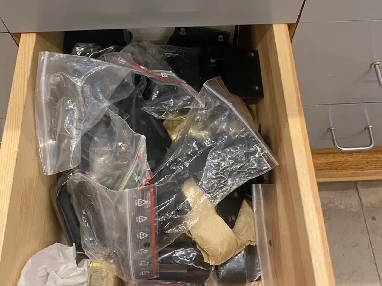 Billede 8 - Stort parti nøgler, beslag mm. (se foto)