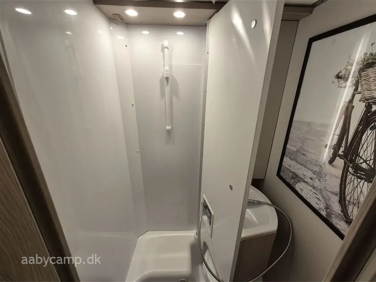 Billede 15 - 2023 - Bürstner Lineo T690 G   Automatgear. solcelle. 2x batterier. inverter. maxfann. Fyldegas. kompressor køleskab. Avara alarm system. anhængertræk. elektrisk indgangstrin.