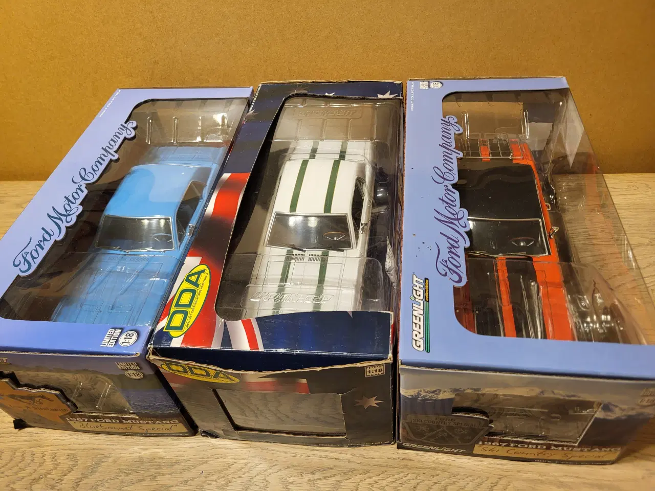 Billede 2 - Modelbiler Ford Mustang 1:18 - 3 stk. 1800 kr.