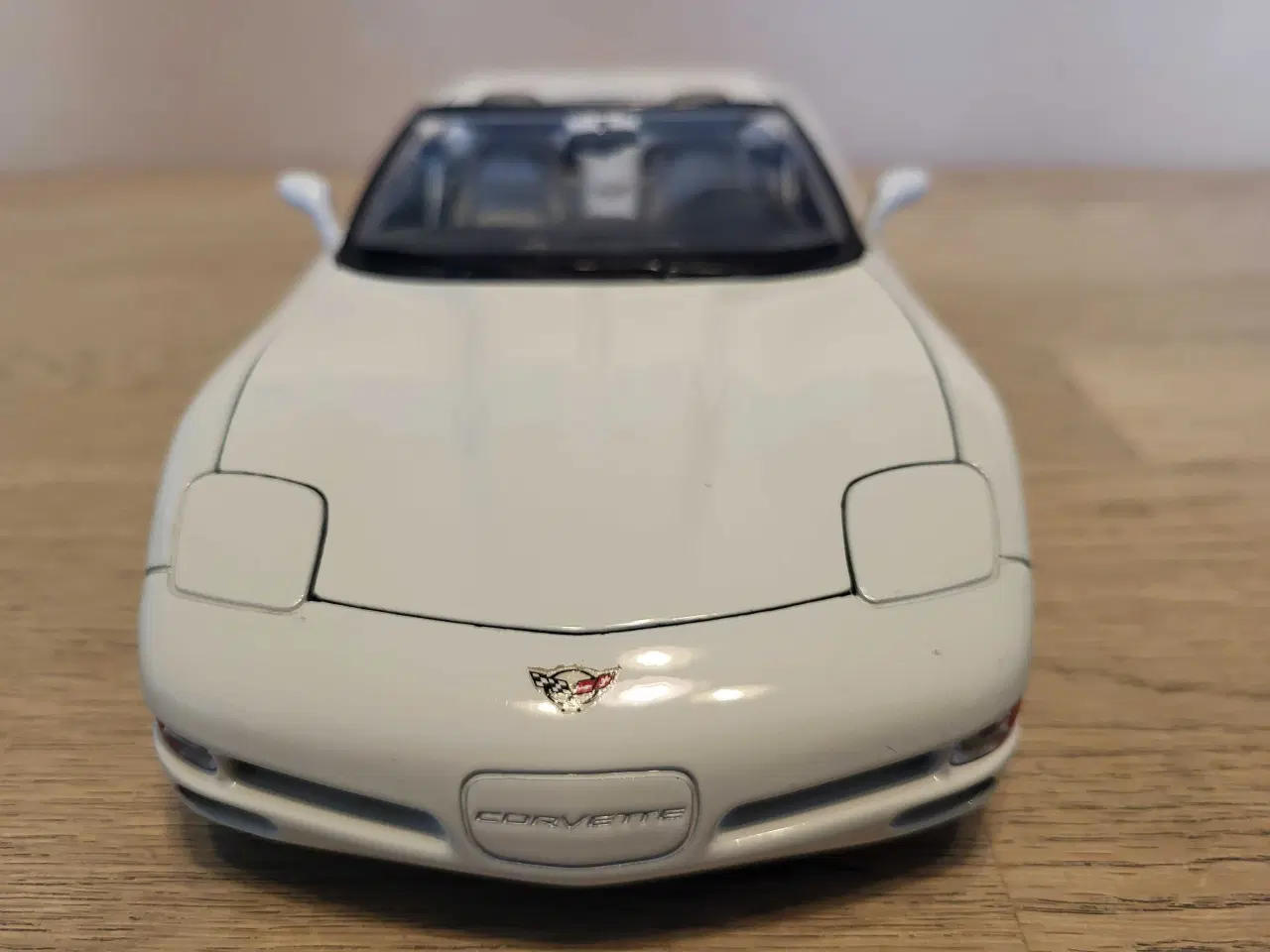 Billede 2 - Modelbil: CHEVROLET CORVETTE C5 1997.  Skala 1/18.