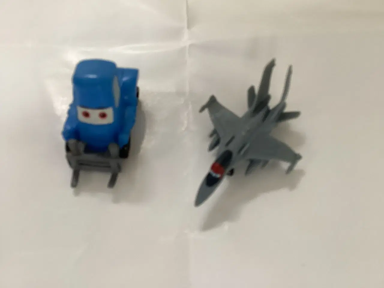Billede 13 - Disney bog “Flyvemaskiner” med legeplade og flyver