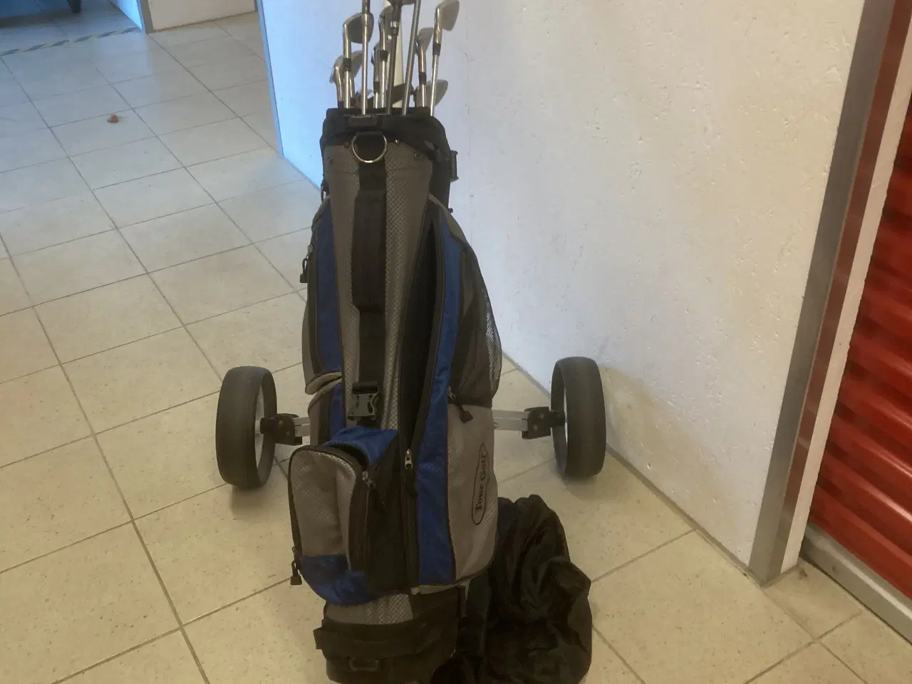 Billede 1 - Golfsæt komplet. Alu vogn, Bag, og køller og jern.