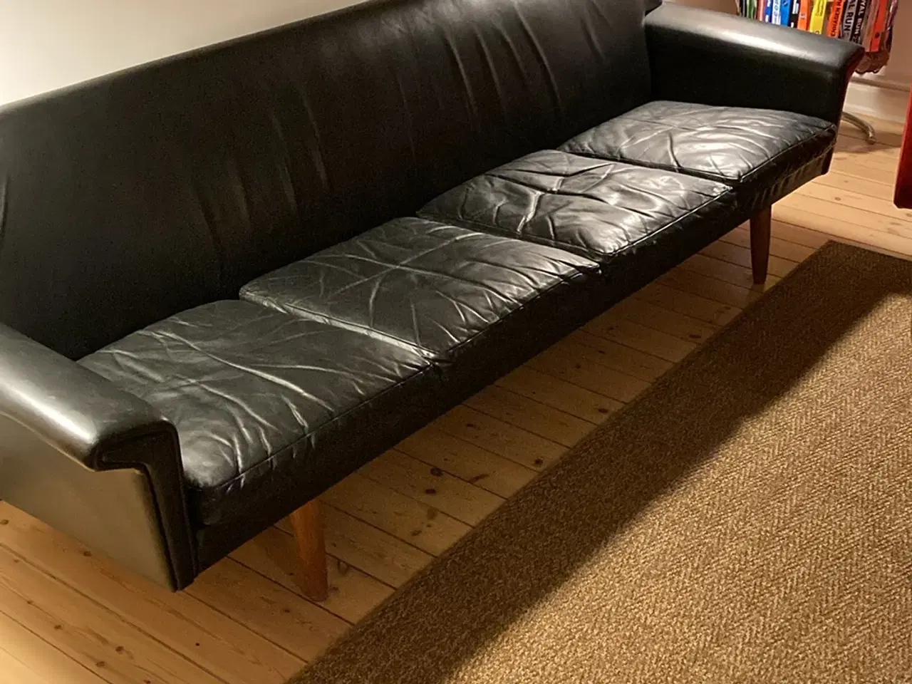 Billede 4 - 4 personers Sort læder sofa fra 60-70 erne