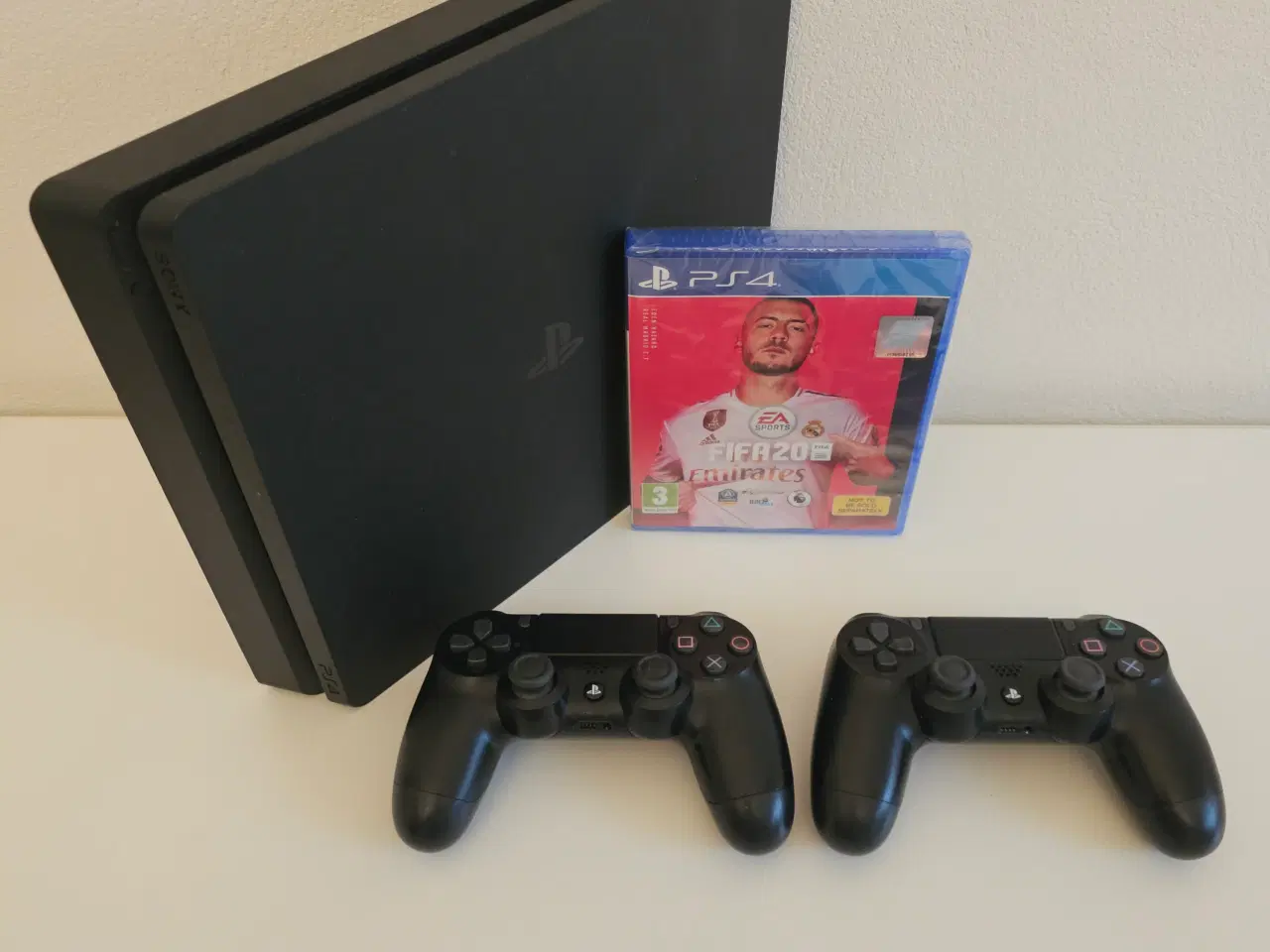 Billede 1 - PlayStation 4 Slim 500GB + FIFA 20 og 2 Controller
