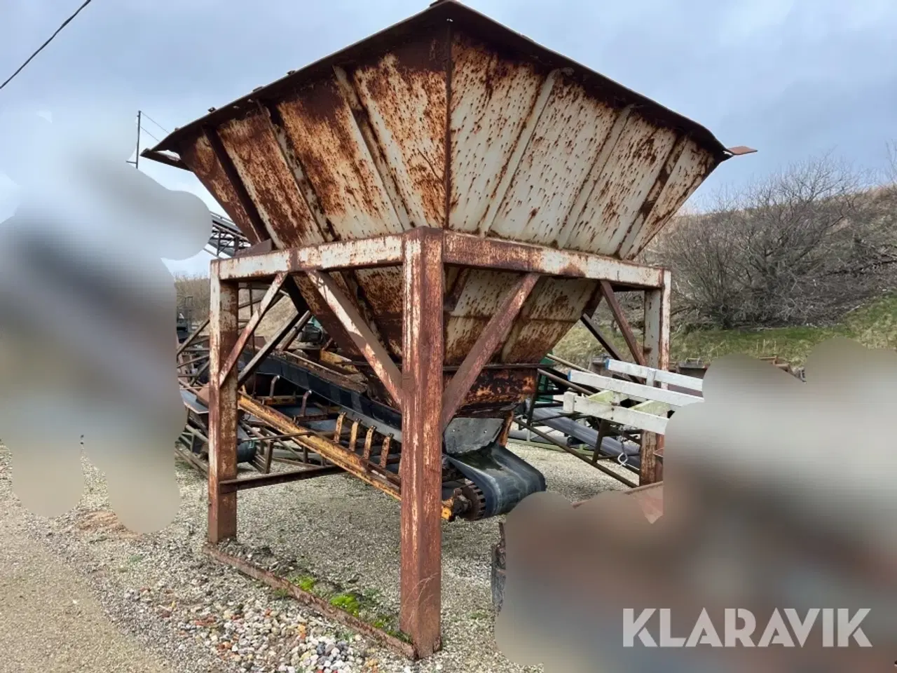 Billede 1 - Fødekasse med udleveringsbånd