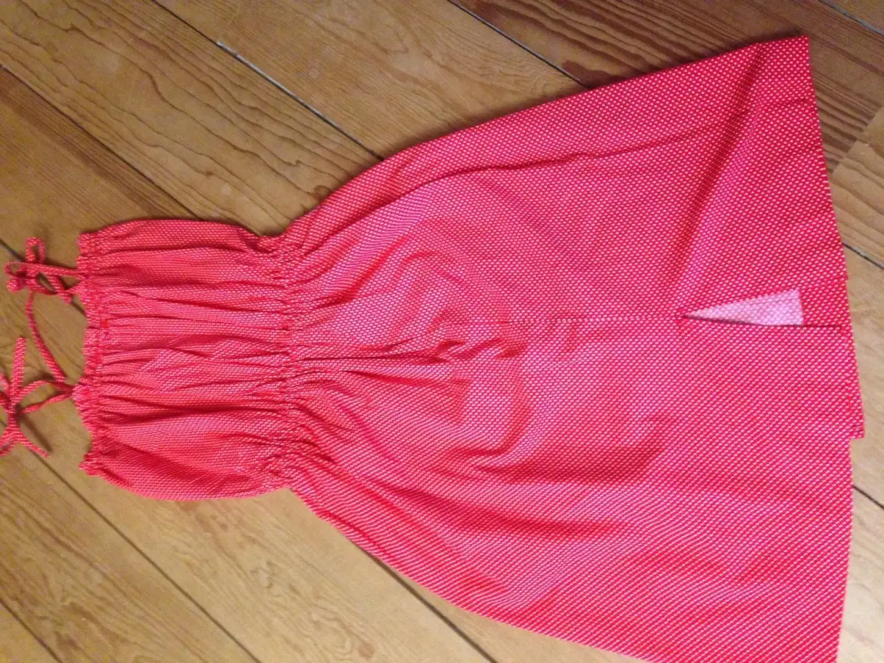 Billede 1 - Rød kjole m  stropper,hvide prikker - str 10-12 år