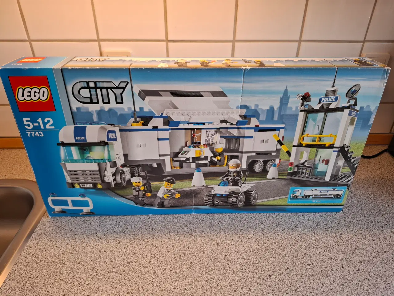 Billede 1 - LEGO 7743 POLITIETS KOMMANDOCENTER 